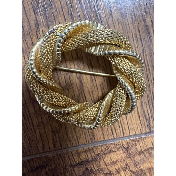 Unique Vintage Gold Tone Twisted Mesh & Metal Circle Pin / Brooch - Picture 5 of 8